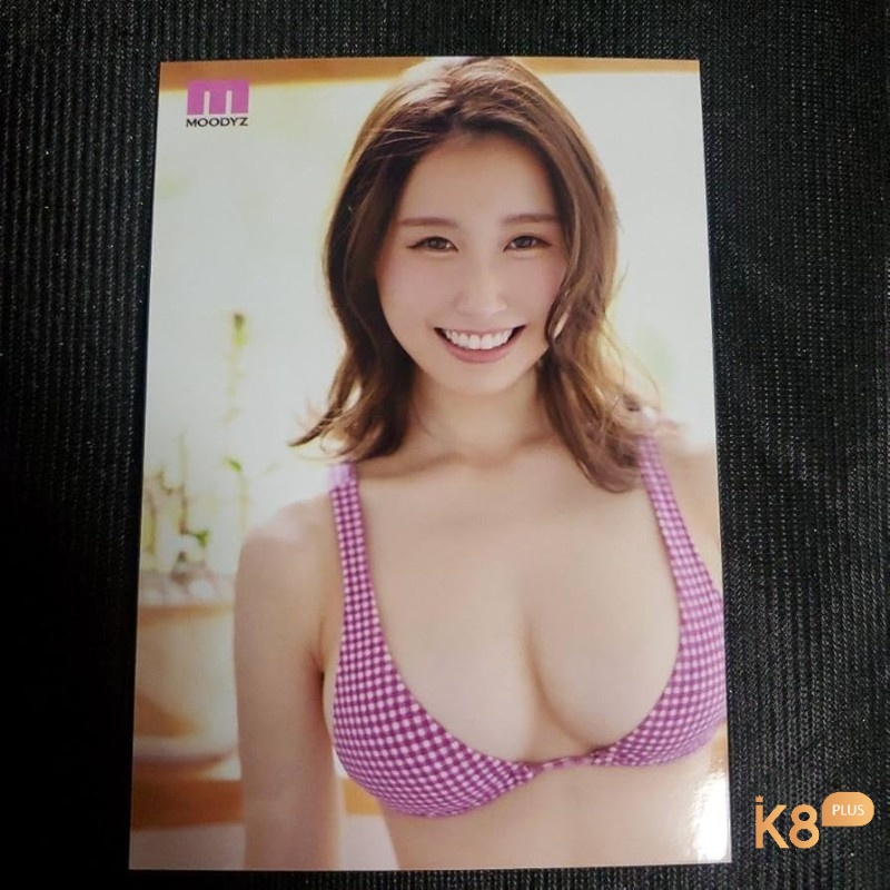 Kokona là một nữ diễn viên trẻ tuổi và xinh đẹp trong ngành AV Nhật Bản