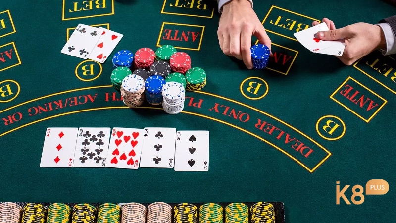 Poker nổi bật với sự kết hợp giữa yếu tố may mắn và khả năng chiến lược sắc bén