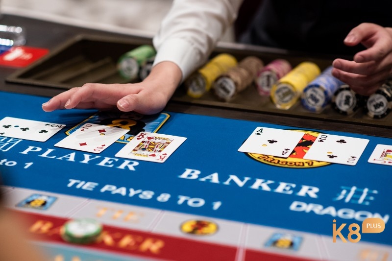 Sức hấp dẫn của baccarat nằm ở luật chơi dễ hiểu, lợi thế nhà cái thấp và chiến thuật đa dạng, lý tưởng cho cả người mới và cao thủ