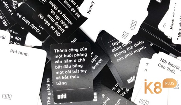 Tổng cộng có 500 thẻ bài đen trắng trong board game Odd