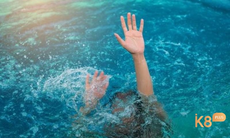 Khả năng tự thoát khi giải mã giấc mơ ngã xuống nước thể hiện sự tự lực và khả năng vượt qua khó khăn