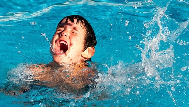 Giải mã giấc mơ ngã xuống nước - Ý nghĩa đề thủ cần biết