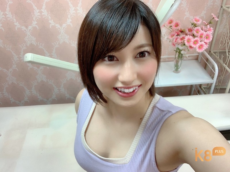 Hitomi gây ấn tượng với phong cách mạnh mẽ và đầy quyến rũ