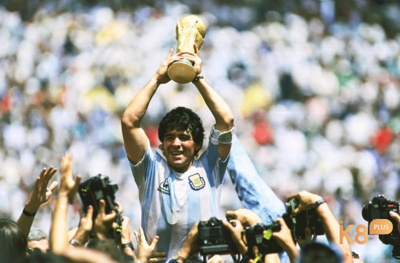 Màn solo để đời trước tuyển Anh đã đưa Maradona vào huyền thoại
