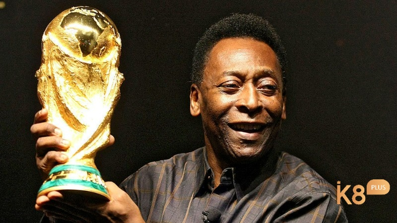 Top tiền đạo hay nhất World Cup Pelé là biểu tượng bất tử với 3 lần nâng cúp vàng cùng tuyển Brazil