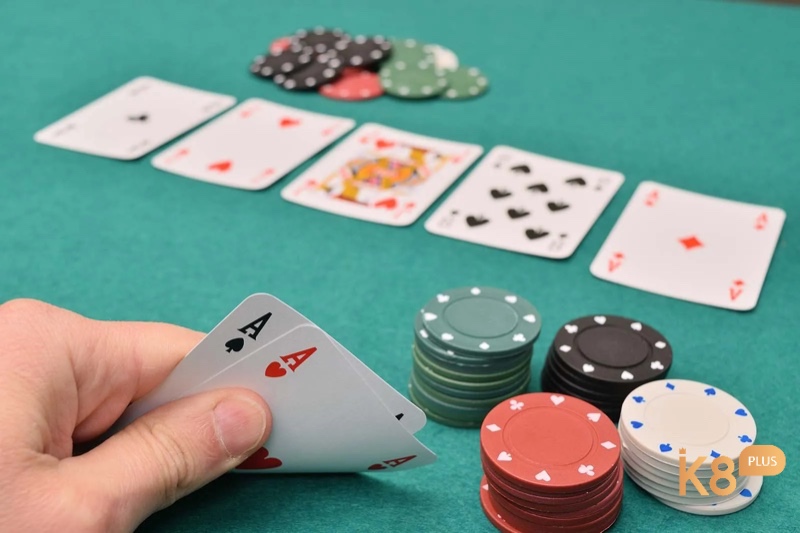 Người chơi tập trung chiến thuật khi tham gia Poker Texas Hold'em tại bàn casino