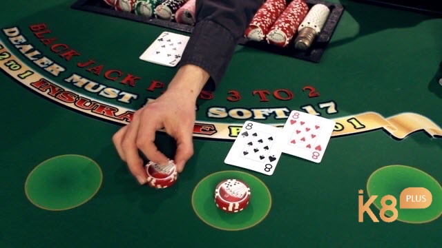 Người chơi Blackjack cần nắm vững Basic Strategy để tối ưu quyết định và tránh phụ thuộc vào kỹ thuật đếm bài dễ bị phát hiện