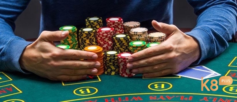 Người chơi Baccarat thường chọn cược Banker vì tỷ lệ thắng cao hơn, dù phải chịu phí hoa hồng 5%