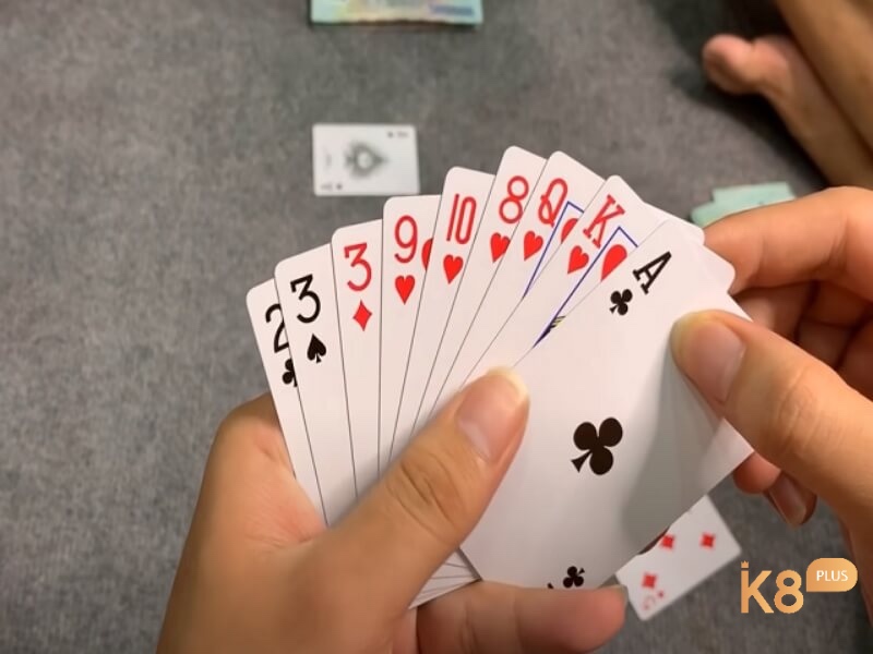 Người chơi phỏm 9 cây cân nhắc giữ hoặc phá cạ đúng lúc để tối ưu cơ hội tạo phỏm và giảm điểm rác