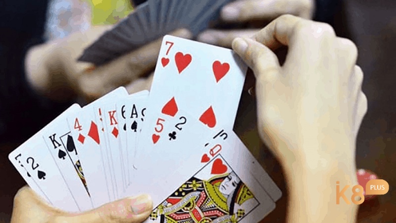 Người chơi phỏm 9 cây bốc nọc hoặc ăn bài, sau đó đánh lá rác để duy trì chiến thuật